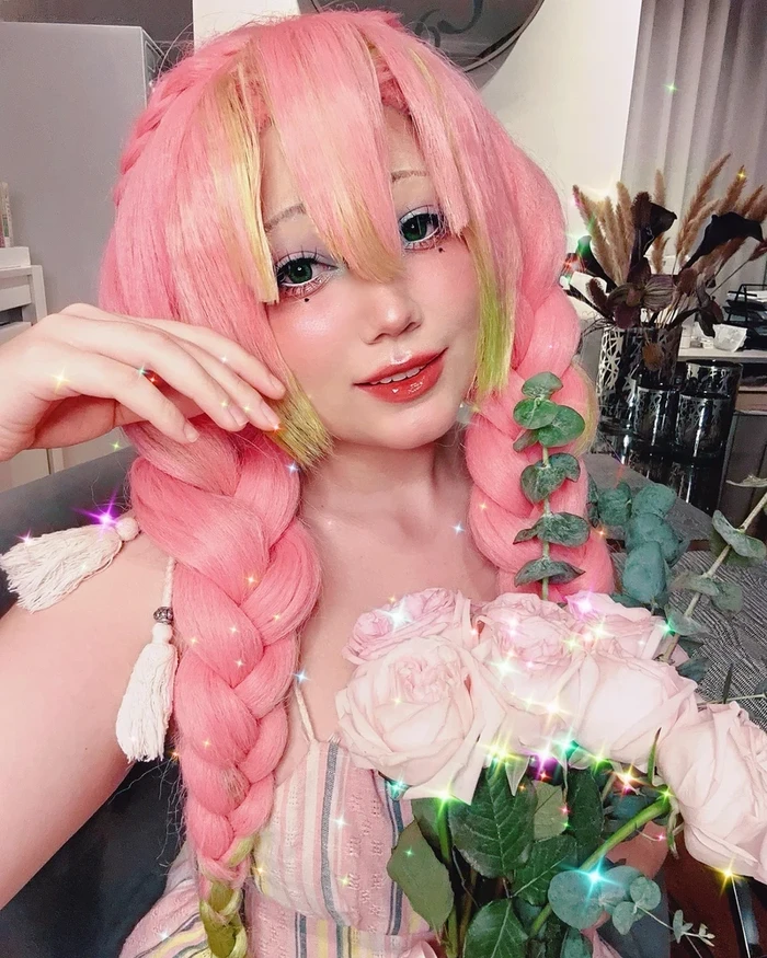 Ảnh Mitsuri cosplay rạng rỡ duyên dáng
