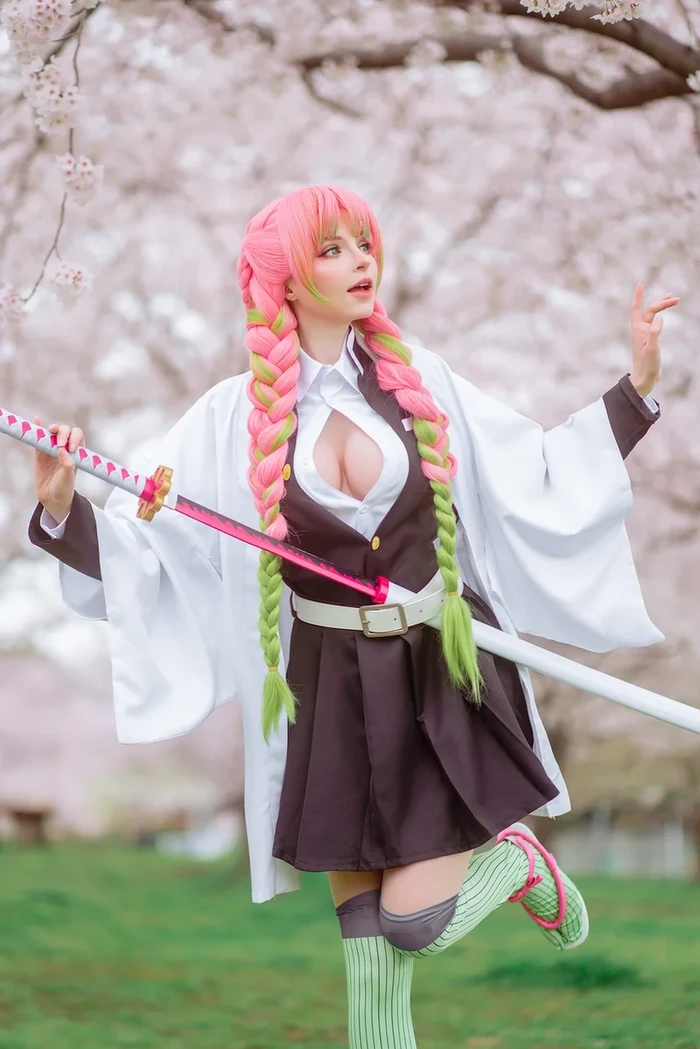 Ảnh Mitsuri cosplay xinh xắn dịu dàng