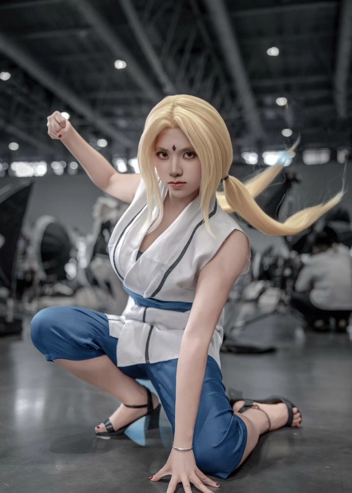 Ảnh Tsunade cosplay với phong cách sexy nhẹ nhàng