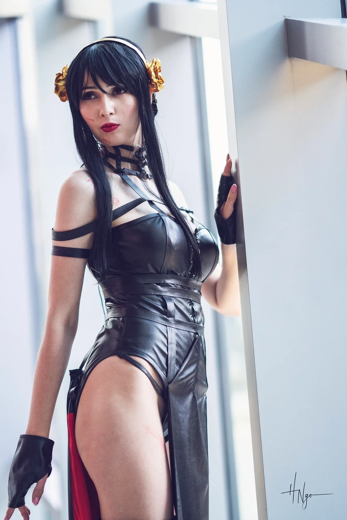 Ảnh Yor Forger cosplay kiêu kỳ nổi bật