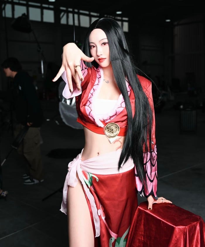 Ảnh boa hancock cosplay cho thấy vóc dáng đầy kích thích