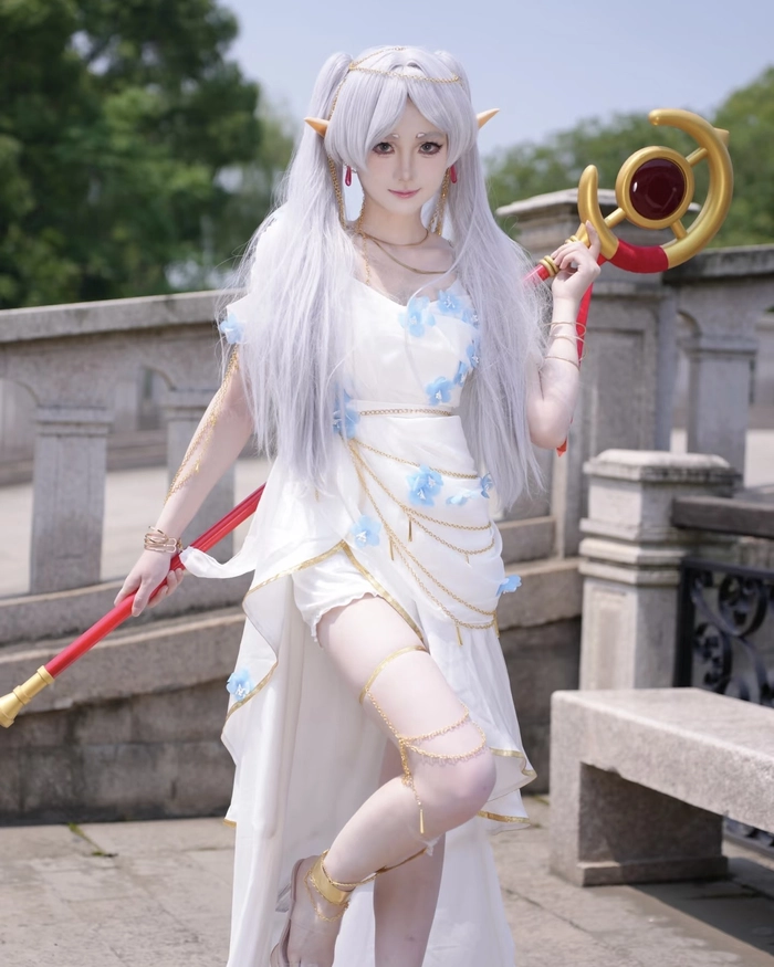 Ảnh cosplay Frieren với ánh mắt nhẹ nhàng cuốn hút