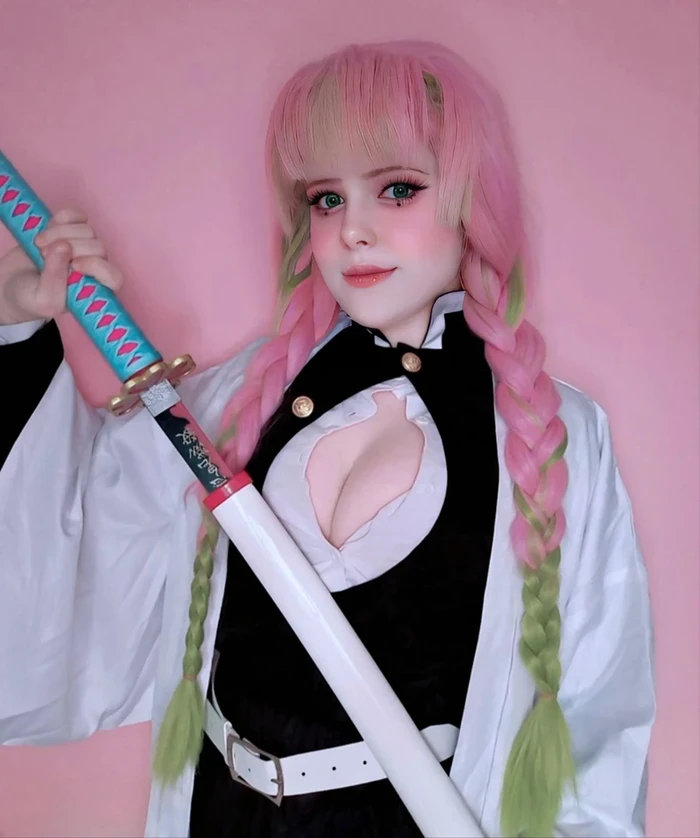 Ảnh cosplay Mitsuri nổi bật mềm mại