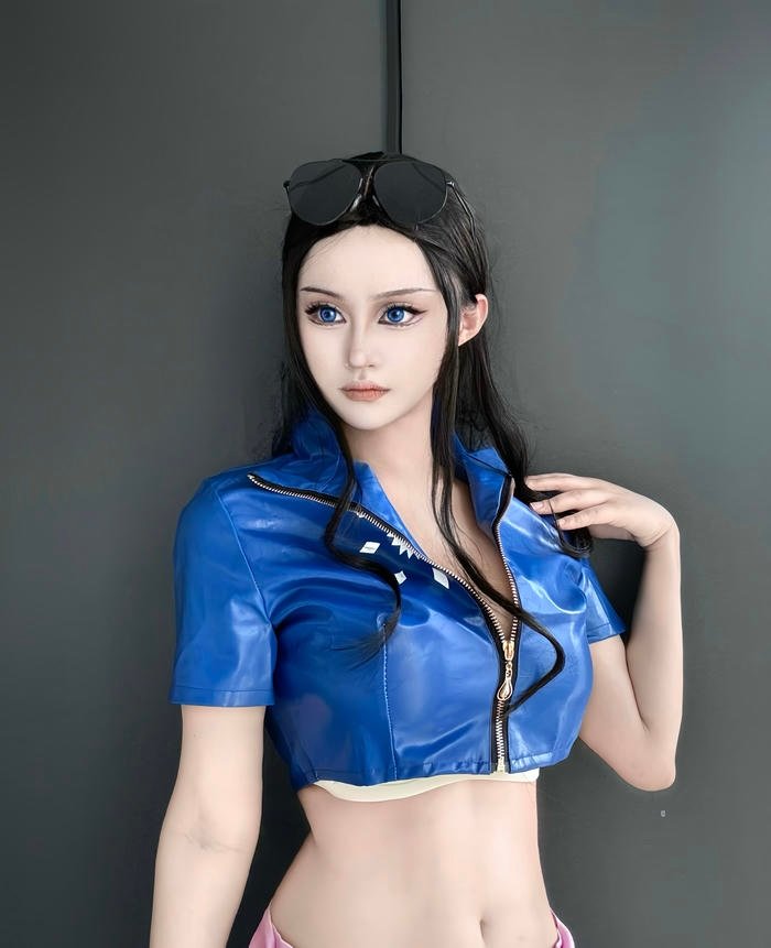 Ảnh cosplay Robin toát lên vẻ quyến rũ quyền uy rất rõ