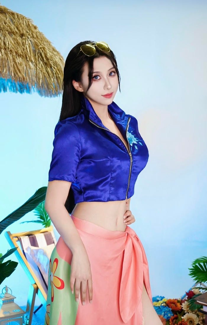 Ảnh cosplay Robin với ánh nhìn sâu tạo cảm giác áp đảo