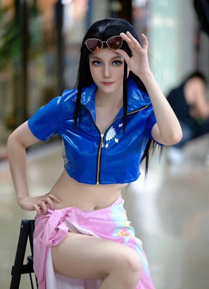 Ảnh cosplay Robin với dáng đứng vững vàng rất uy nghi