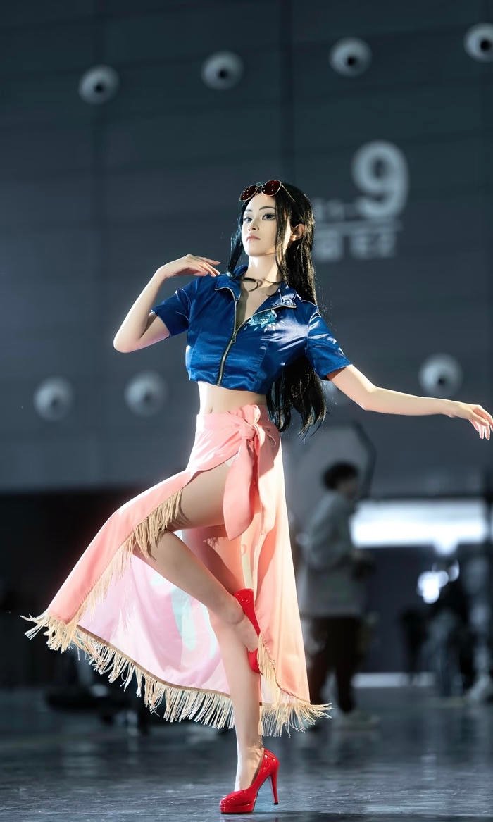 Ảnh cosplay Robin với phong thái điềm tĩnh tạo cảm giác thống lĩnh