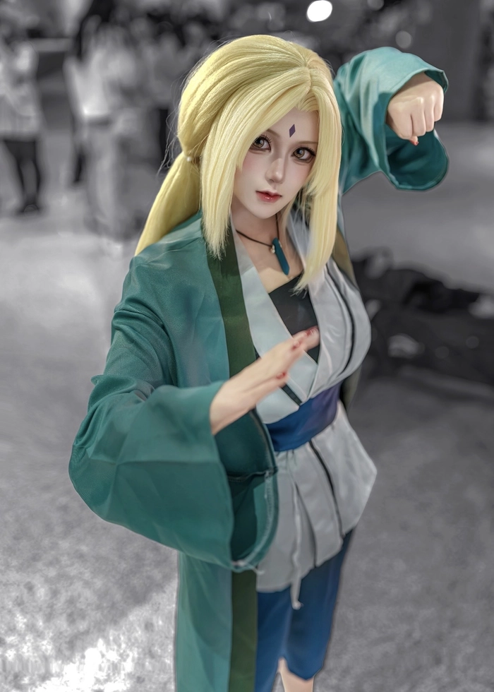Ảnh cosplay Tsunade với phong cách mạnh mẽ quyến rũ