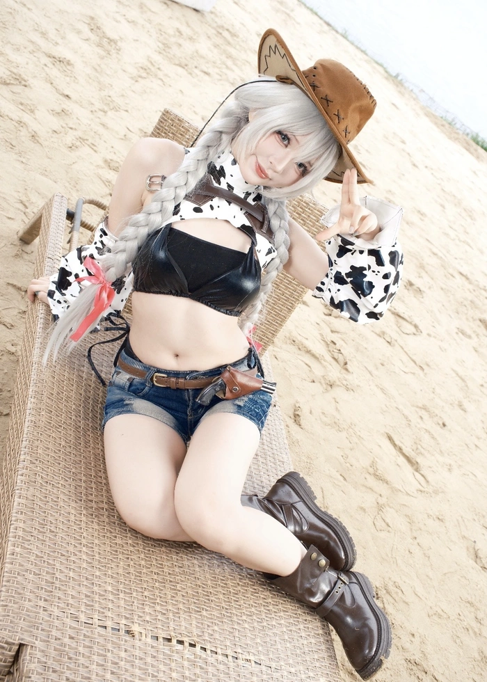Ảnh cosplay bò sữa với phong cách trẻ trung năng động