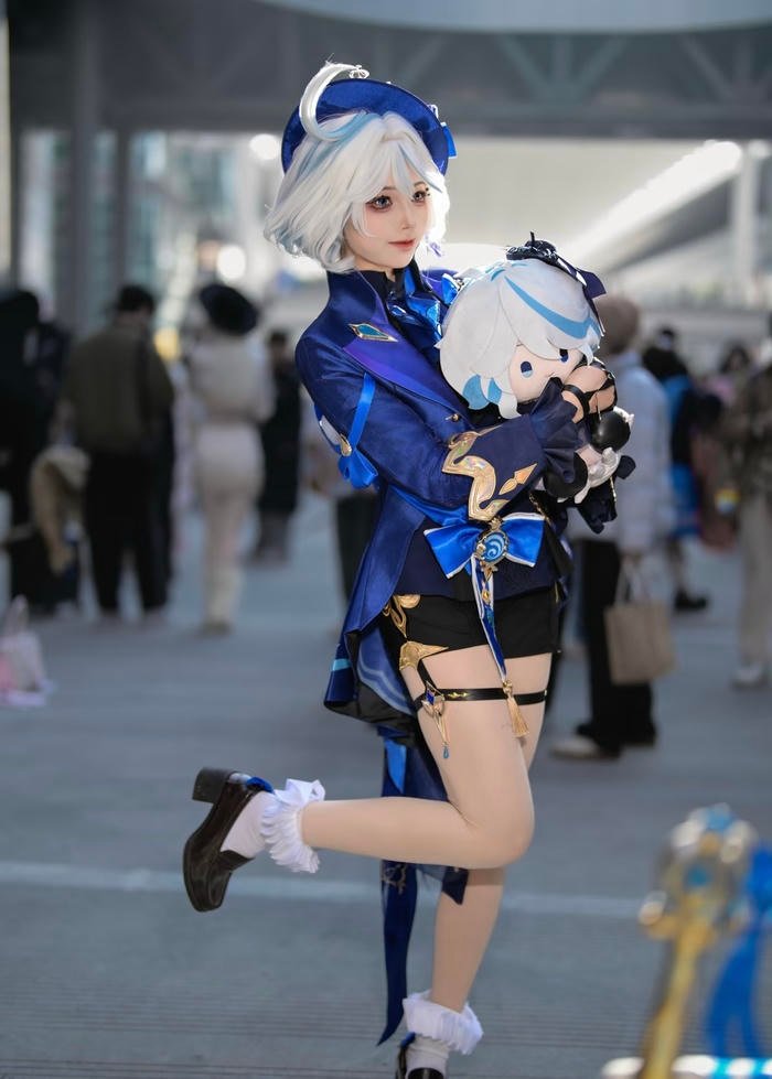 Ảnh furina cosplay cho thấy diện mạo đầy cuốn hút