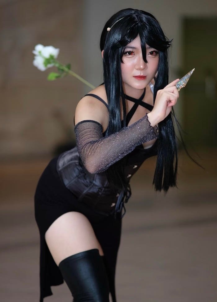 Ảnh yor forger cosplay cho thấy vẻ đẹp mang chiều sâu