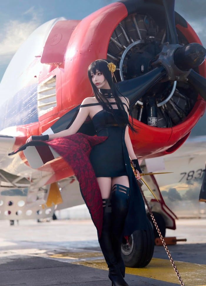 Ảnh yor forger cosplay thể hiện diện mạo khó đoán đầy mê hoặc