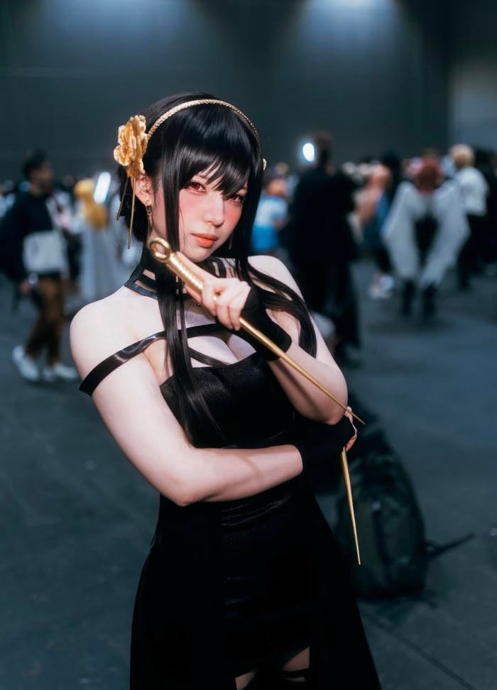 Ảnh yor forger cosplay thể hiện sức hấp dẫn mơ hồ