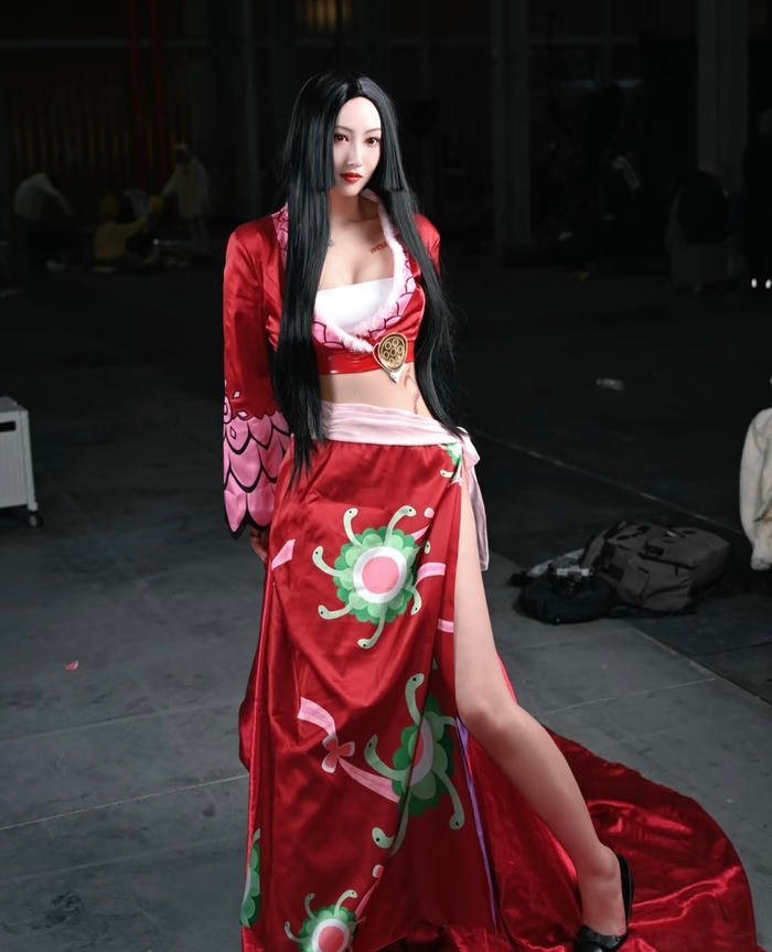 Bức ảnh boa hancock cosplay làm nổi đường nét cơ thể