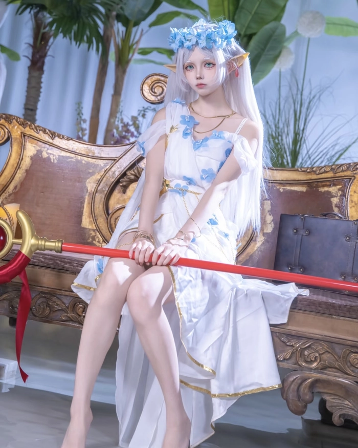 Bức ảnh cosplay Frieren với biểu cảm bình yên tự nhiên