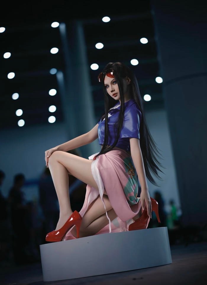 Bức ảnh cosplay Robin khắc họa nét quyến rũ đầy chủ động
