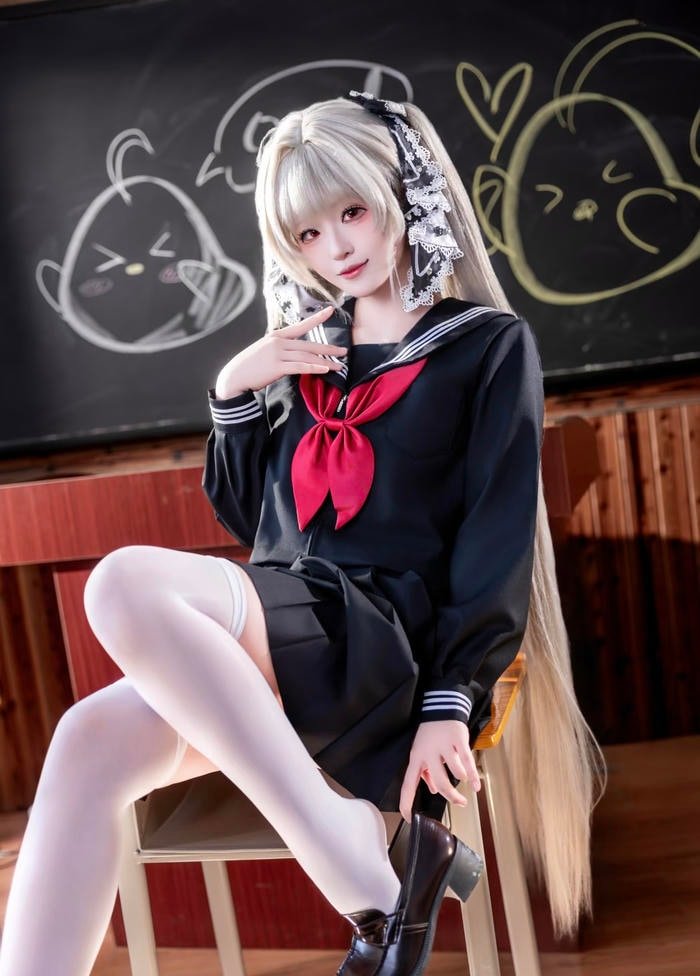 Bức ảnh cosplay học sinh gợi nhớ khung cảnh trường lớp