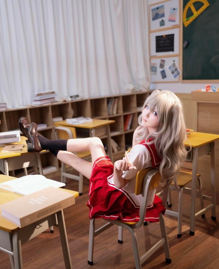 Bức ảnh cosplay học sinh làm khung hình trở nên gần gũi