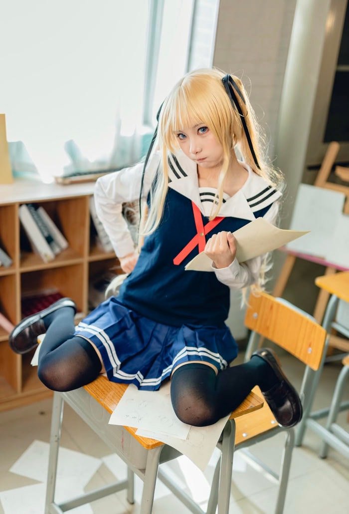 Bức ảnh cosplay học sinh tạo không khí học đường quen thuộc