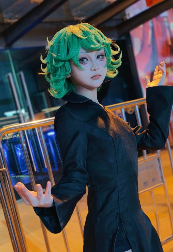 Bức ảnh tatsumaki cosplay làm tóc xanh lá nổi rõ khung hình