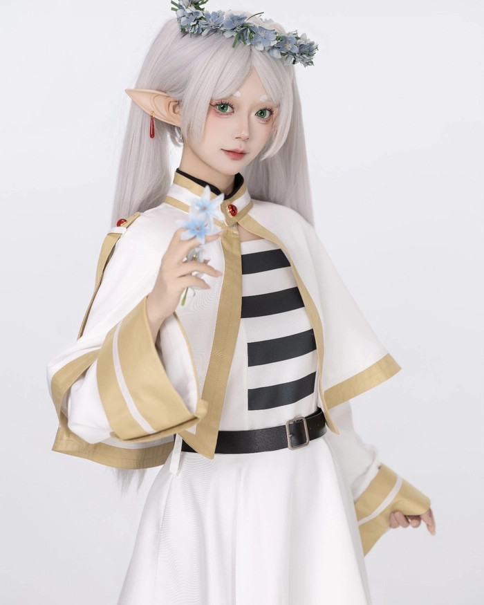 Bức hình cosplay Frieren cùng trang phục pháp sư quen thuộc