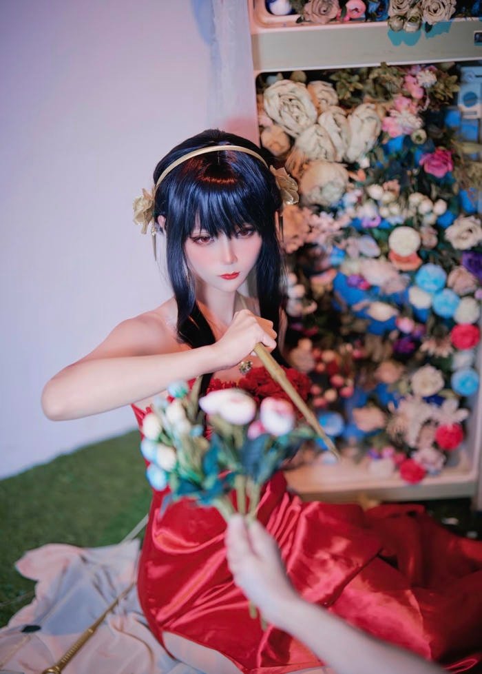 Bức hình yor forger cosplay lan tỏa sức hấp dẫn kín đáo