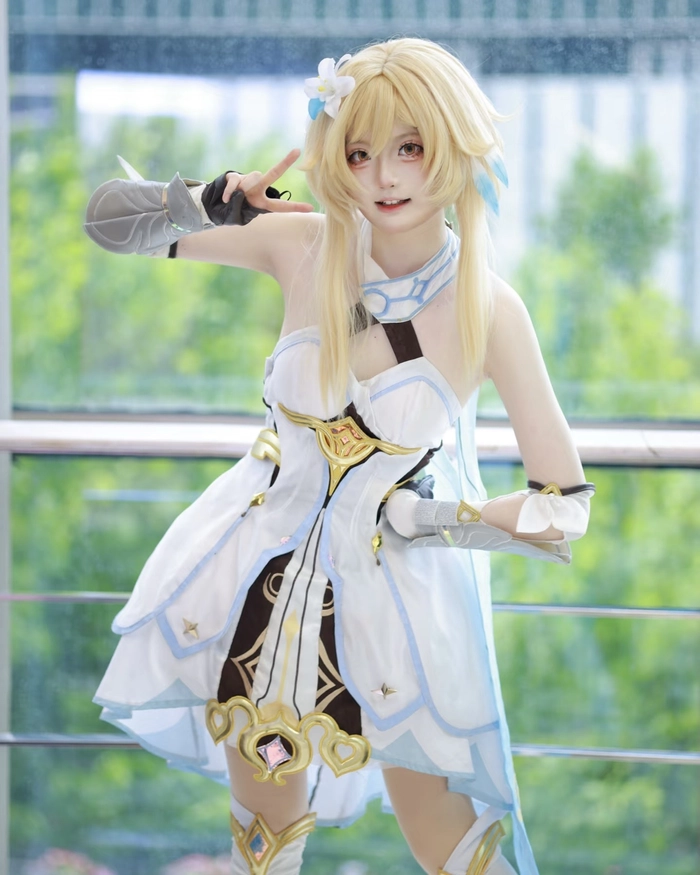 Cô gái mặc đồ cosplay cùng nụ cười ngọt ngào