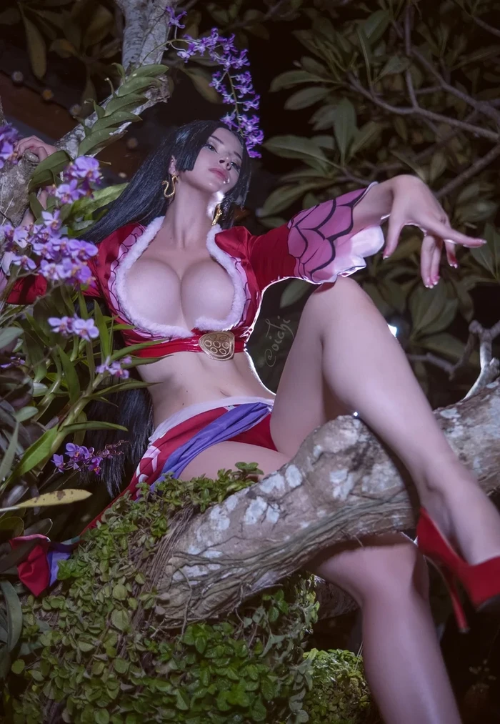 Cosplay Boa Hancock kiêu sa huyền bí