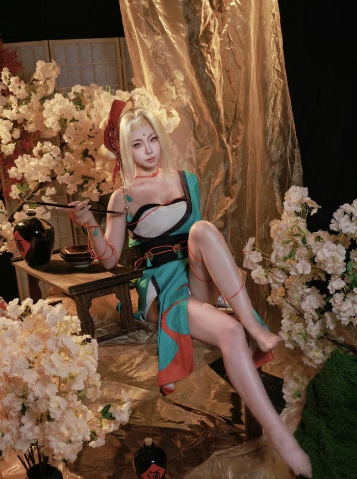 Cosplay Tsunade sắc đẹp mạnh mẽ cuốn hút