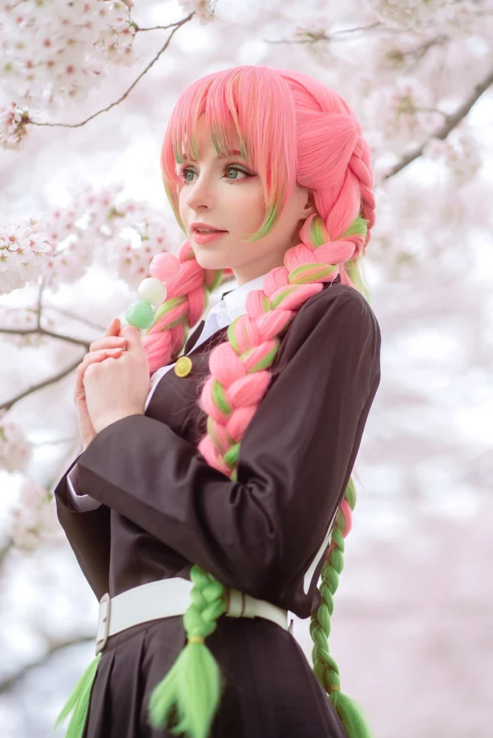 Hình Mitsuri cosplay dịu dàng quyến rũ