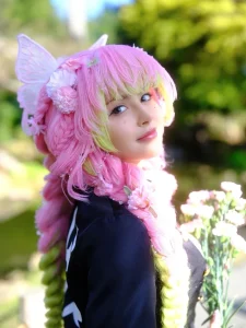 Hình Mitsuri cosplay thanh thoát gợi cảm