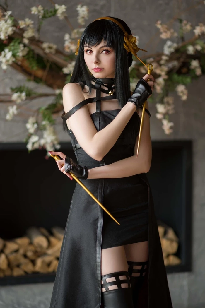 Hình Yor Forger cosplay kiều diễm mê hoặc
