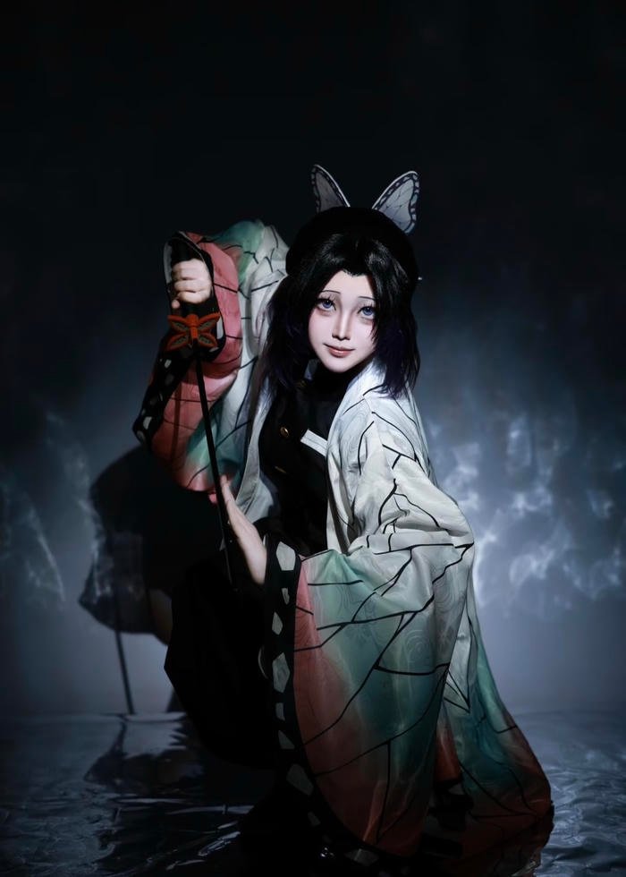 Hình ảnh Shinobu cosplay thể hiện nét duyên kín đáo