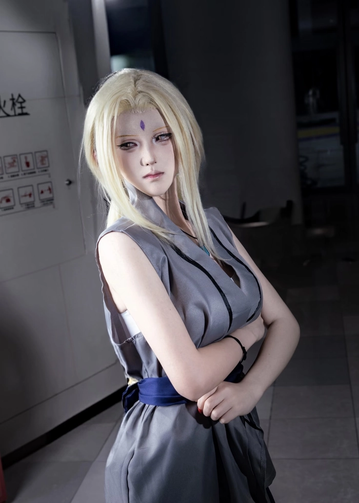 Hình ảnh Tsunade cosplay cùng mái tóc vàng nổi bật