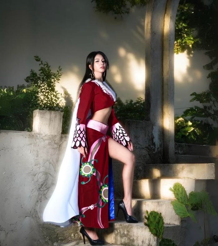 Hình ảnh boa hancock cosplay mang cảm giác thiêu đốt