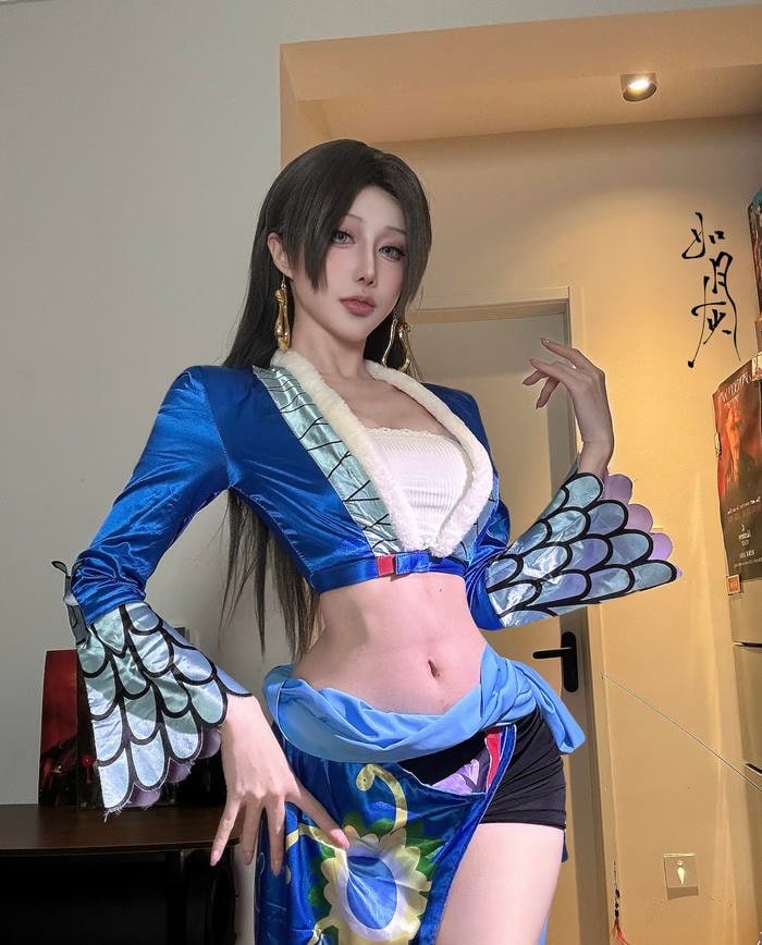 Hình ảnh boa hancock cosplay thể hiện ngoại hình gợi lửa