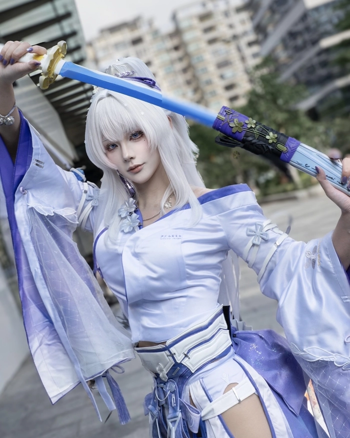 Hình ảnh cô gái cosplay với ánh mắt dịu dàng