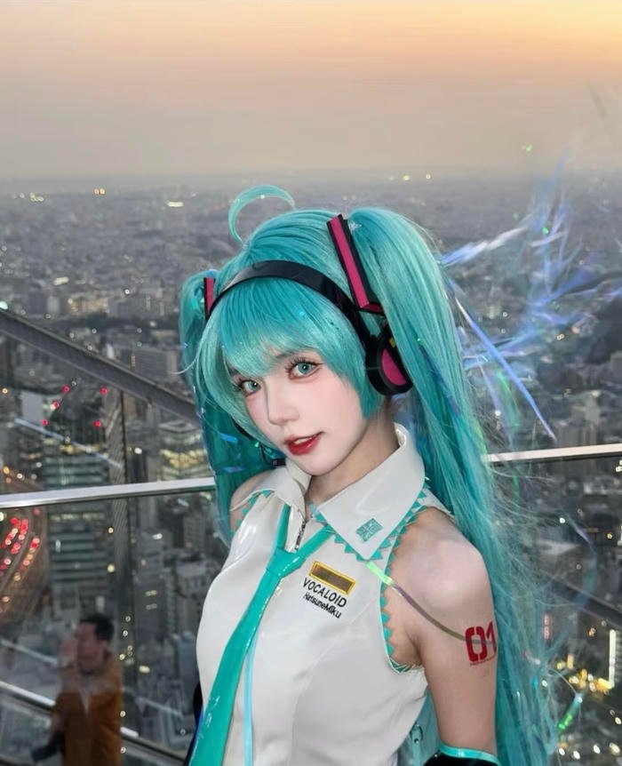 Hình ảnh cosplay Miku thể hiện ngoại hình sáng sủa