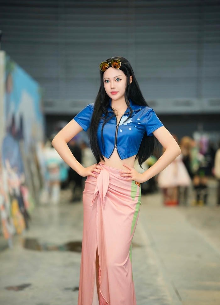 Hình ảnh cosplay Robin khoe ngoại hình cuốn hút mang sức nặng