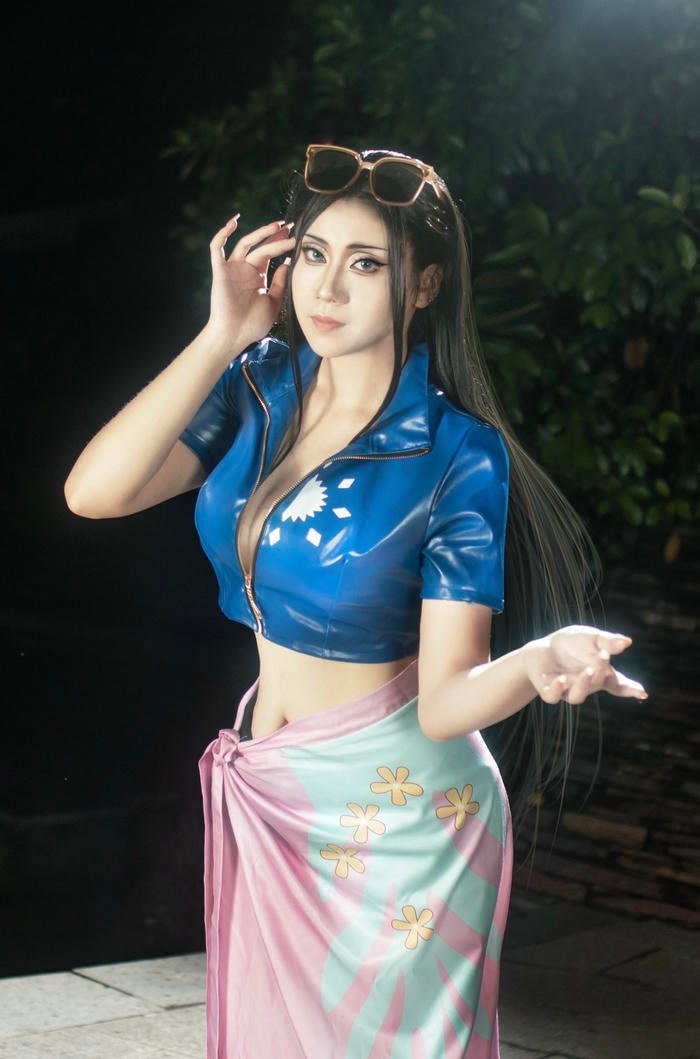 Hình ảnh cosplay Robin thể hiện khí chất lãnh đạo đầy cuốn hút
