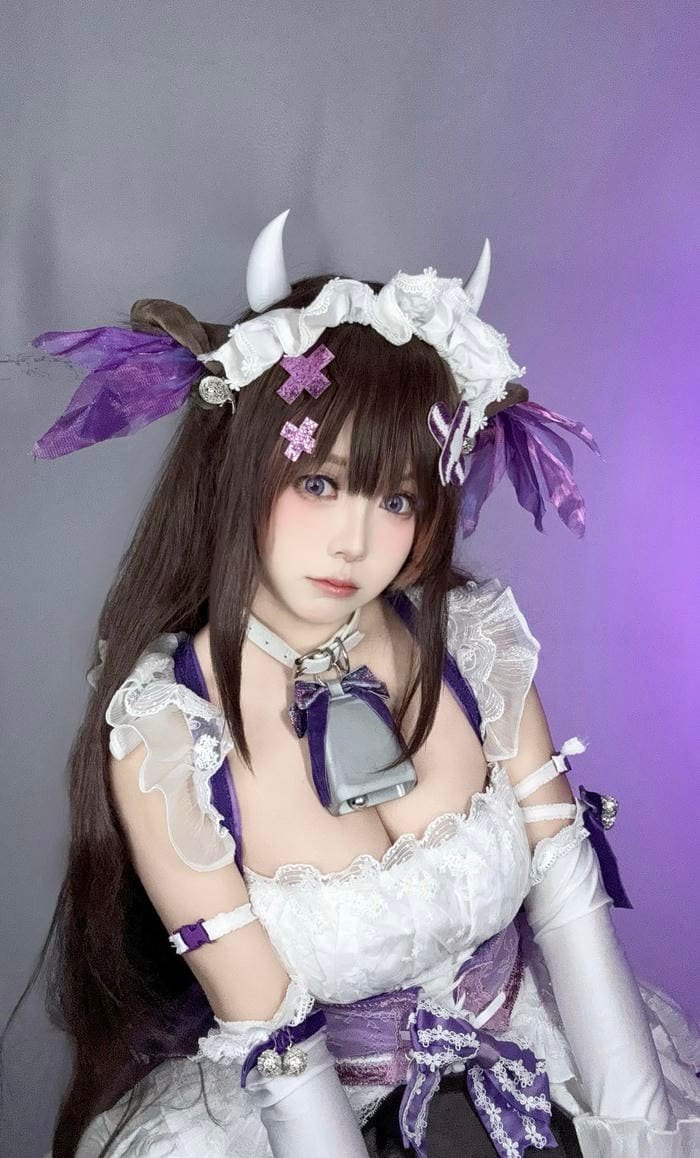 Hình ảnh cosplay bò sữa với tạo dáng nóng bỏng gây chú ý mạnh