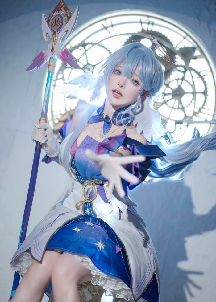 Hình ảnh gái xinh cosplay nhân vật anime thể hiện ngoại hình cuốn