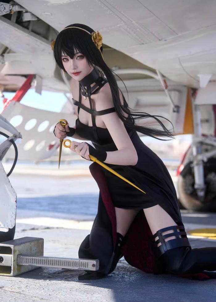 Hình ảnh yor forger cosplay làm khung hình trở nên mờ ảo