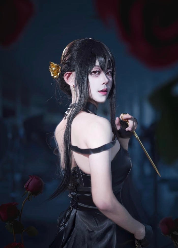 Hình ảnh yor forger cosplay mang cảm giác cuốn người xem