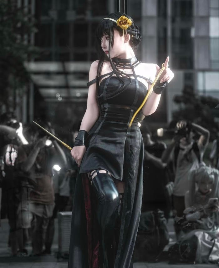 Hình ảnh yor forger cosplay thể hiện hình ảnh đầy bí mật