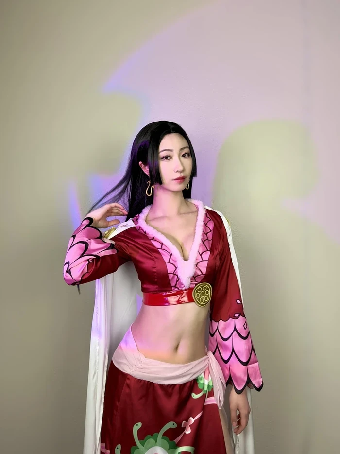 Hình cosplay Boa Hancock quyến rũ kiêu kỳ