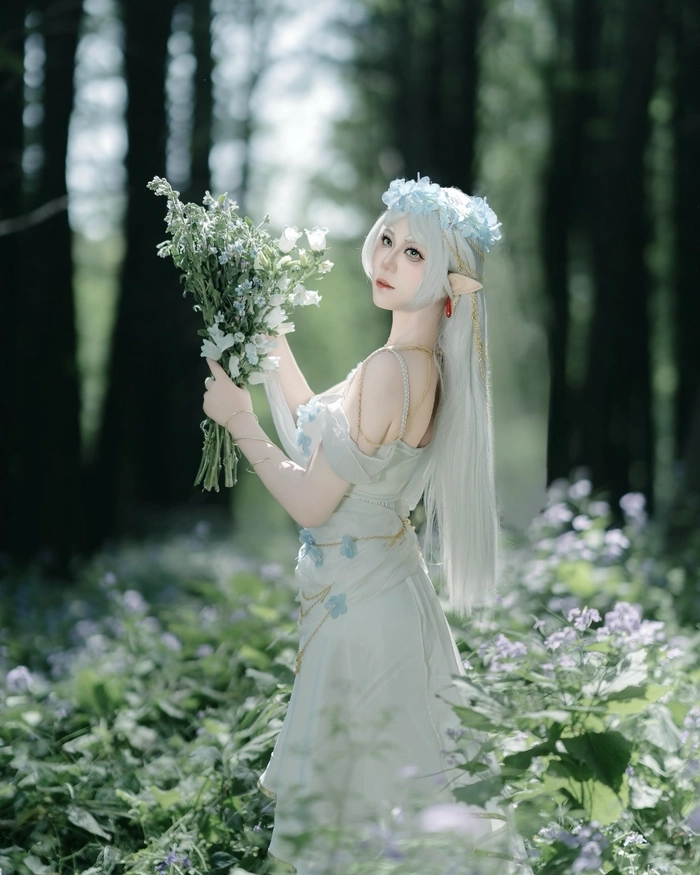 Hình cosplay Frieren cùng vẻ ngoài thanh lịch nữ tính