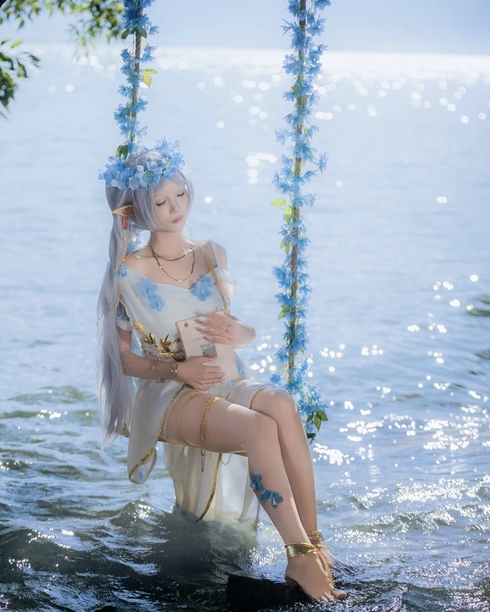 Hình cosplay Frieren mang vẻ đẹp dịu dàng thanh thoát