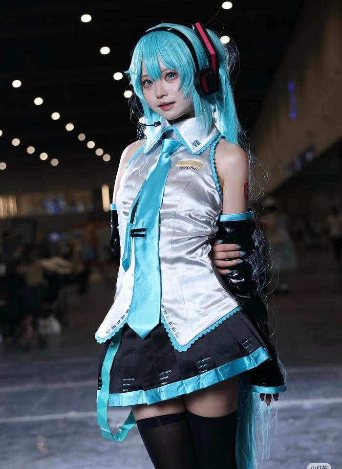 Hình cosplay Miku làm khung hình trở nên sinh động