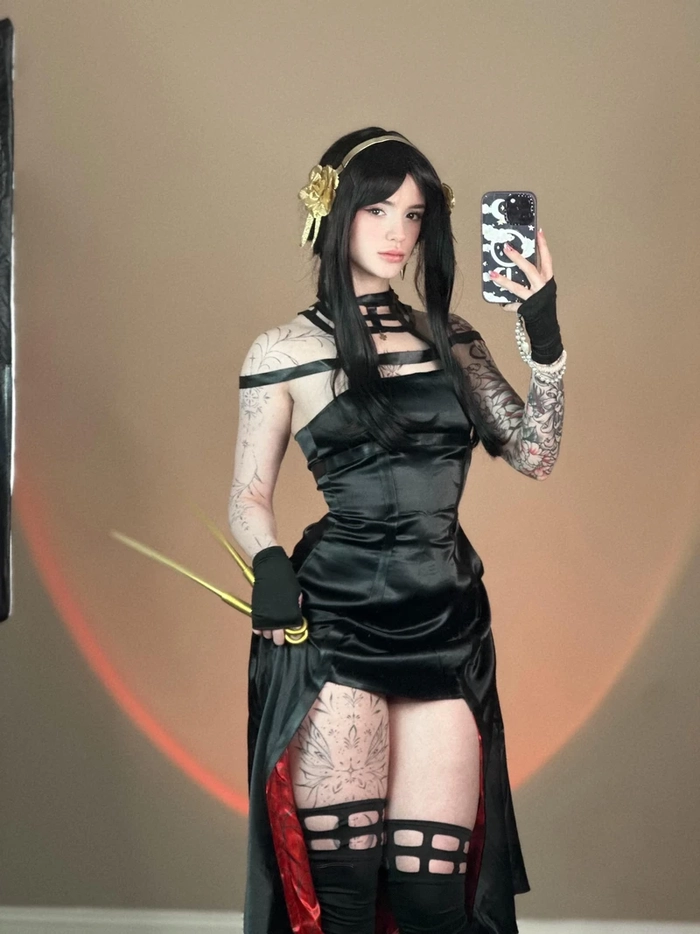 Hình cosplay Yor Forger sexy duyên dáng mê hoặc